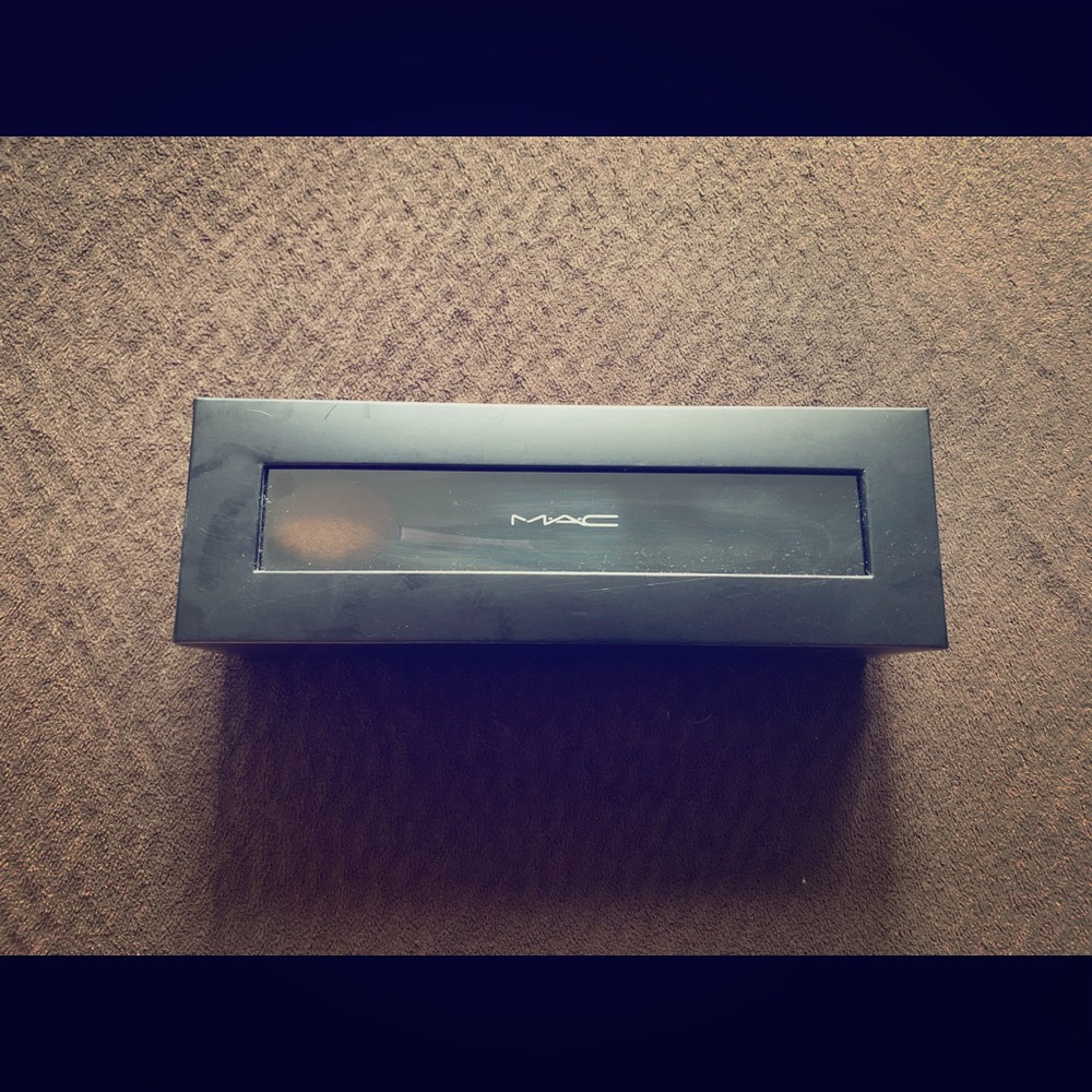 NWT Mac Oval 6 Brush